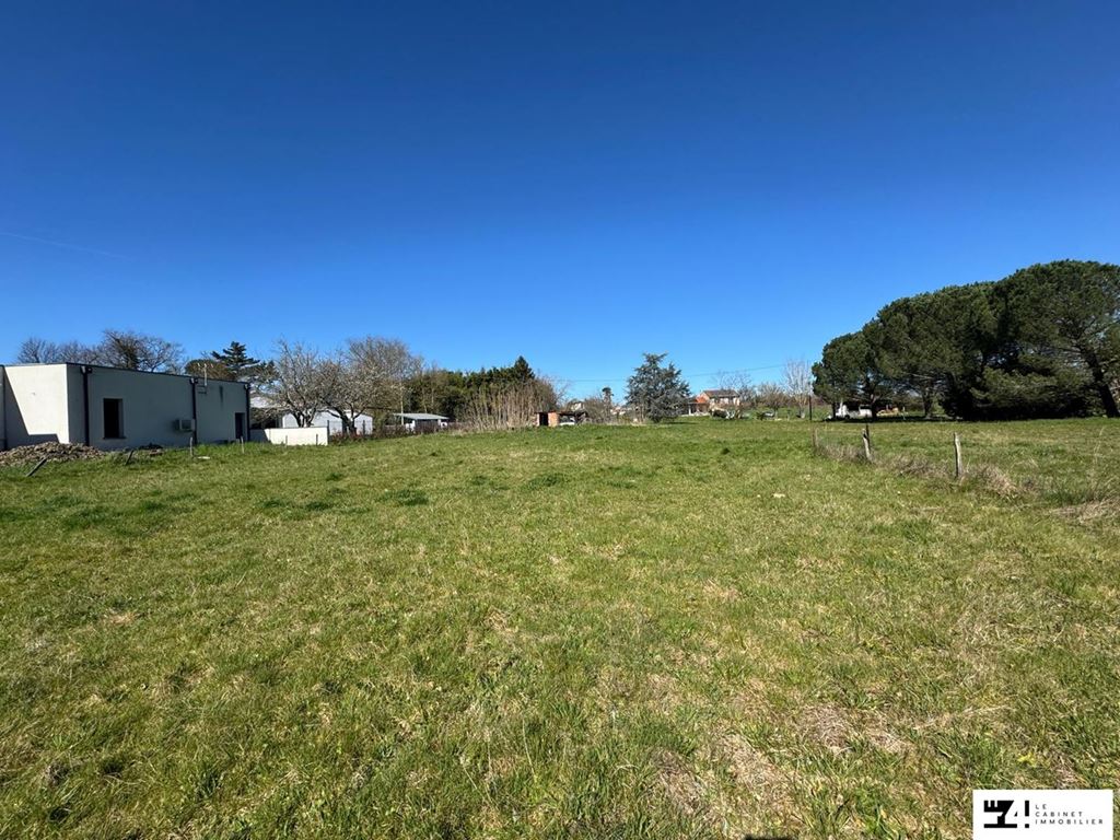 Terrain 1 830 m² à Saint-Julien-sur-Garonne